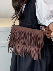 Sac bandoulière bohème en daim marron avec de longues franges et un design rétro