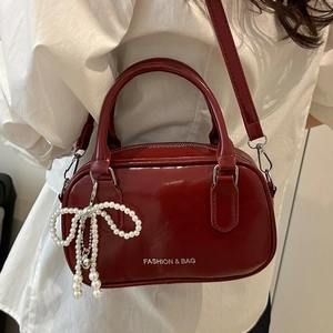 Elegante borsa da donna bordeaux con ciondolo a fiocco di perle e tracolla per l'estate