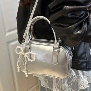Borsa a mano argento metallizzato da donna con ciondolo a fiocco di perle e scritte moda