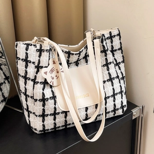 Borsa tote a scacchi bianchi e neri con manici in pelle crema e ciondolo a gatto