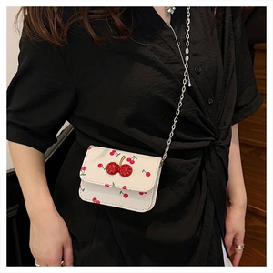 Detailansicht weiße Mini-Umhängetasche mit 3D-Strass-Kirsche und silberner Kette
