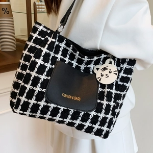 Grande borsa tote in tweed a scacchi bianco e nero con ciondolo a tigre e tracolla chic