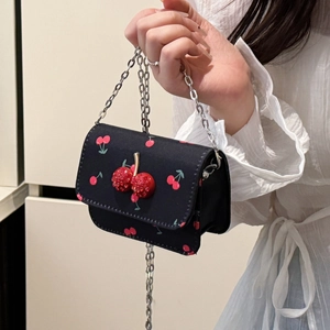 Schwarze Mini-Umhängetasche mit Kirschmuster und funkelnder Strass-Kirschschließe für Damen