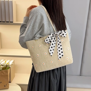 Sac cabas en paille avec broderie marguerite et ruban à pois noirs et blancs chic