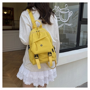 Détail du sac à dos jaune minimaliste à cordon avec tissu en nylon et sangles latérales