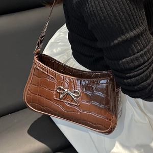 Sac à bandoulière marron motif crocodile avec boucle nœud argenté style vintage