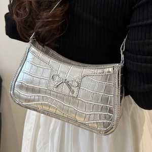 Sac bandoulière argenté à motif crocodile avec nœud métallique élégant pour femme