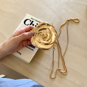 Pochette de soirée chic en forme de rose 3D dorée avec bandoulière en chaîne