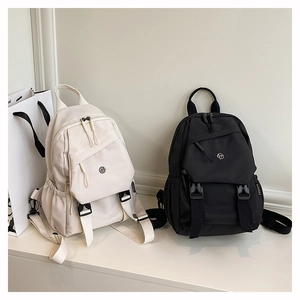 Détails de sacs à dos en nylon crème et noir avec étiquettes de mode latérales stylées