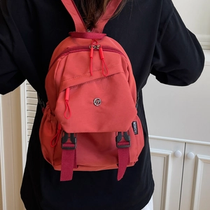 Sac à dos rouge léger en nylon avec cordon de serrage et poches zippées pour le voyage
