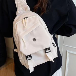 Sac à dos minimaliste en nylon beige avec cordon de serrage, poches et étiquette tissée