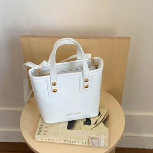 Sac seau rétro blanc en cuir PU mat avec clous dorés et bandoulière amovible