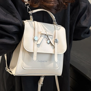Sac à dos chic en cuir PU beige pour femme avec décor nœud et pendentif cœur