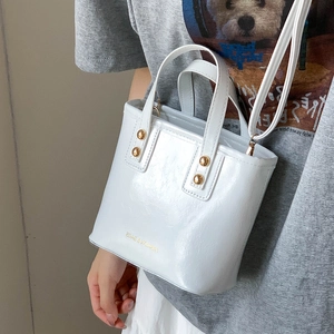 Mini sac cabas en similicuir blanc brillant avec rivets dorés et bandoulière amovible