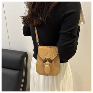 Gros plan d'un mini sac bandoulière rétro kaki avec boucle en bois sur un mannequin