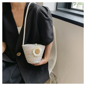 Détail d'un sac tissé tournesol avec fermoir perle et bandoulière en coton blanc