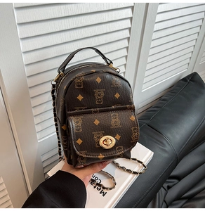 Détail du mini sac à dos avec imprimés d'ours bruns et fermoir rotatif doré