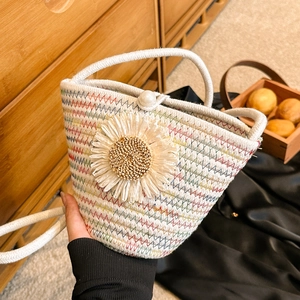 Sac de plage tissé fait main avec tournesol, boucle en perle et détails colorés