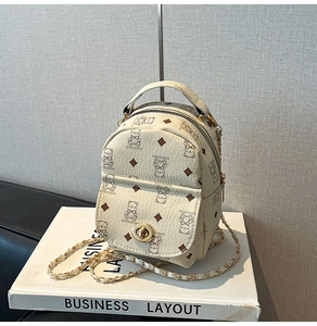 Détail du mini sac à dos crème avec imprimé ours et fermoir rotatif en métal doré