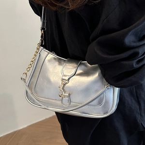 Sac Sous le Bras Mode en Cuir PU Brillant pour Femme Sac à Épaule Minimaliste Avec Chaîne Fermoir en Métal Décoratif Rétro