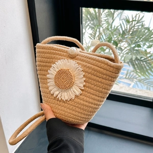 Sac seau tissé beige fait main avec applique fleur de tournesol et bouton en perle