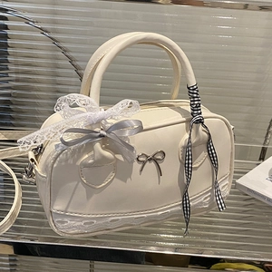 Borsa bowling bianco crema con fiocchi in pizzo e manico a nastro a scacchi vista dall'alto