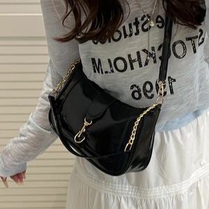 Sac hobo noir brillant en cuir verni avec boucle mors dorée et bandoulière