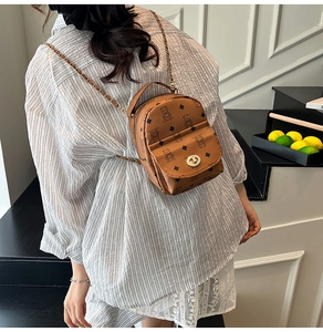 Détail d'un mini sac à dos en cuir PU marron avec motif ours et bandoulière chaîne
