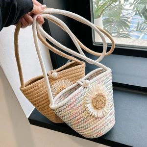 Sacs seaux tressés à marguerites avec bouton perle et bandoulières tissées à la main