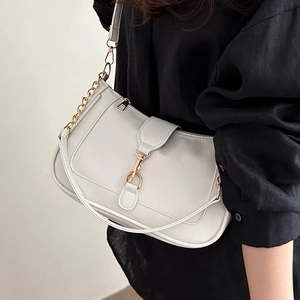 Sac bandoulière chic en cuir crème avec fermoir doré et bandoulière chaîne pour femme