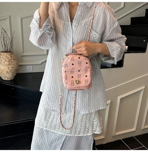 Sac à dos en cuir PU rose avec imprimé ours, chaîne dorée et détail de fermoir rotatif