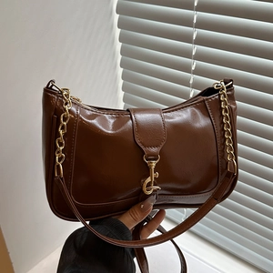 Sac bandoulière en cuir brillant marron avec boucle à piston dorée et chaîne vintage