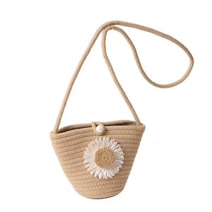 Sac bandoulière d'été tissé avec marguerite et fermoir perle pour filles et enfants