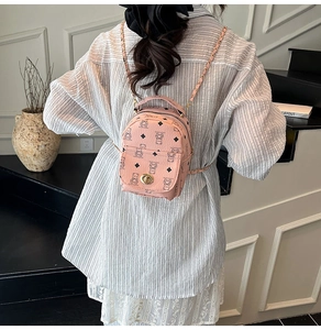 Vue détaillée du mini sac à dos rose avec imprimés d'ours et chaîne dorée