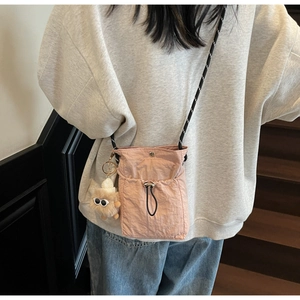 Details zur rosa Nylon-Umhängetasche mit Plüsch-Anhänger und gewebtem Schultergurt