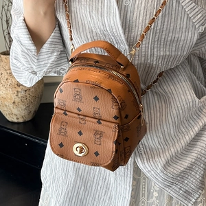 Mini sac à dos en cuir PU marron avec motif d'ours et bandoulière sur mannequin
