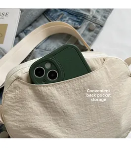 Détail de la poche arrière du sac bandoulière en nylon avec un téléphone pour le rangement