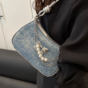 Schultertasche aus blauem Denim mit Perlenkette und Metallbogen im Y2K-Stil