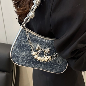 Denim-Schultertasche mit Perlenkette und Silberschleife für einen modischen Look