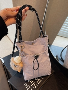 Damen Mini Nylon Crossbody Handytasche Mode Kordelzug Umhängetasche Mit Pelzigem Monster Schlüsselanhänger Street Style Tasche