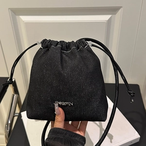 Modische schwarze Denim-Beuteltasche mit Kordelzug und Metall-Logo für Damen