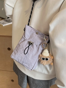 Minikleine lila Nylon-Handytasche mit Kordelzug und süßem Plüschmonster-Anhänger für Damen
