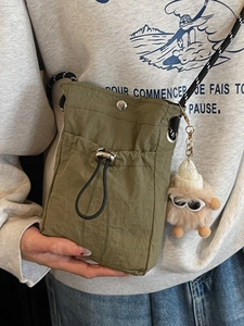 Olivgrüne Mini-Umhängetasche aus Nylon mit Kordelzug und gewebtem Schultergurt