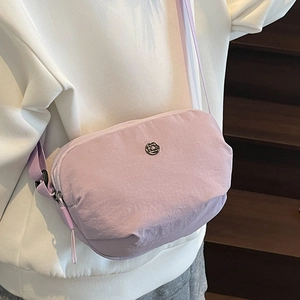 Sac bandoulière en nylon lilas avec sangle réglable et logo métallique pour le style