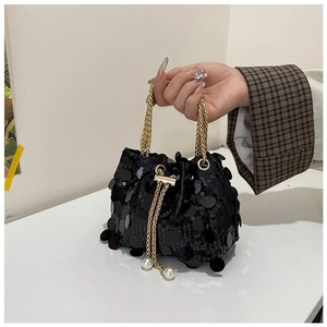 Détail du sac seau à paillettes noires avec cordon chaîne dorée et perles