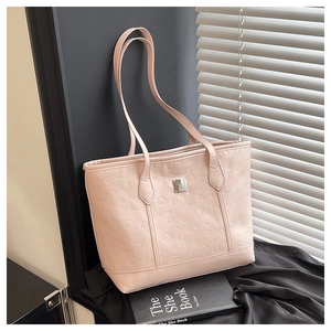 Détail du sac cabas rose gaufré avec motif chien et plaque signalétique en argent