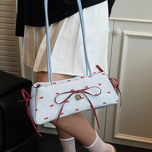 Sac sous le bras bleu clair à motif nœuds rouges avec pendentif cœur et bandoulière
