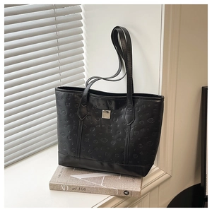 Détail du sac cabas en cuir noir avec gaufrage cœurs et finitions métalliques argentées
