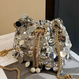 Sac seau à paillettes argentées avec chaîne dorée et détails de perles chics