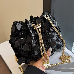 Sac seau chic à paillettes noires avec bandoulière chaîne dorée et perles